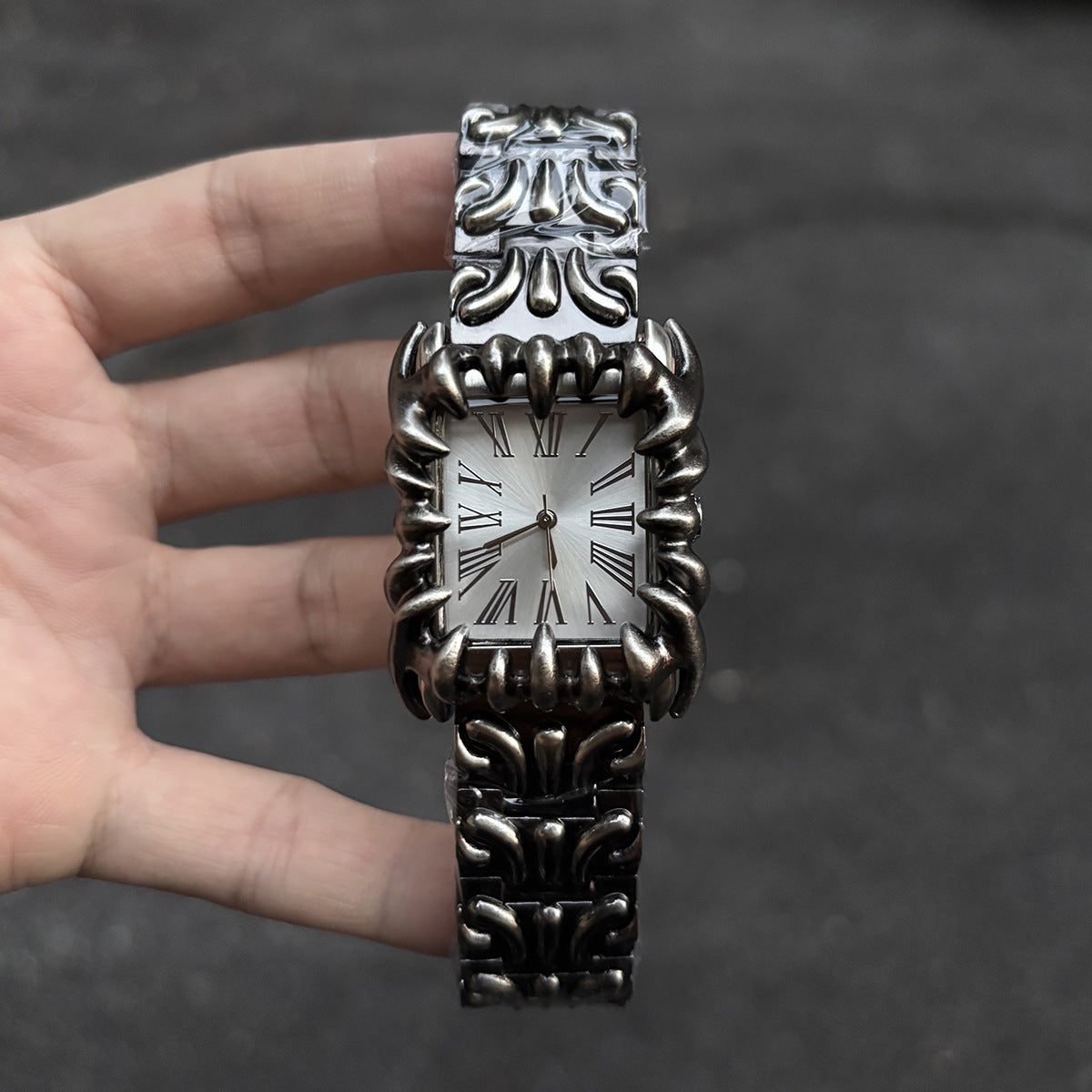 Claw Design Retro Quartz Watch